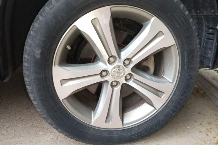 Used Toyota Highlander 2011 2.7L Two-Wheel Drive 7-Seater Luxury Edition Right Front Wheel Hub
