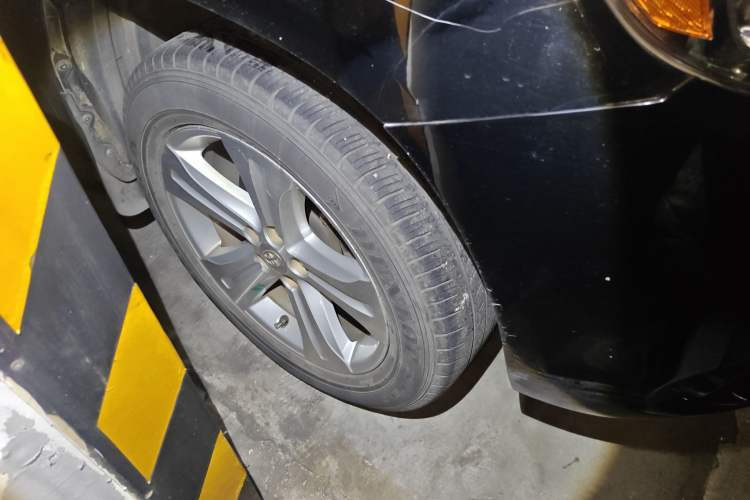 Used Toyota Highlander 2011 2.7L Two-Wheel Drive 7-Seater Supreme Edition Right Front Wheel Hub