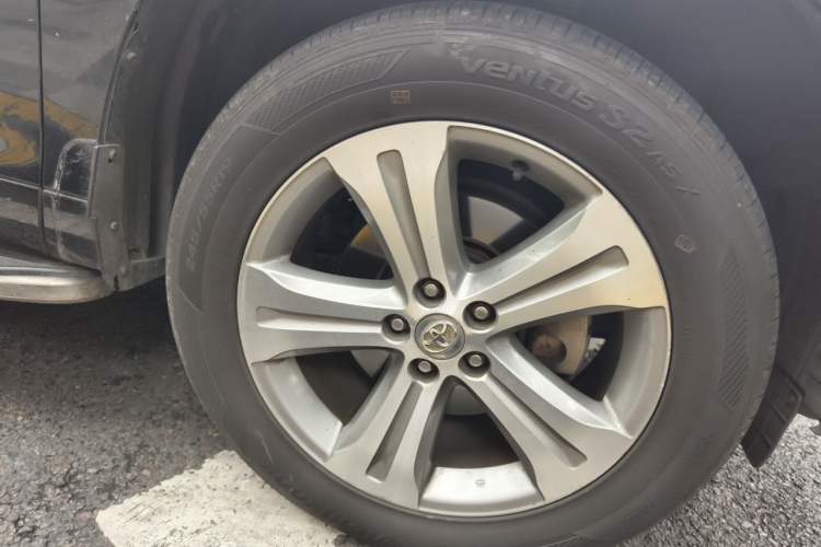 Used Toyota Highlander 2011 2.7L Two-Wheel Drive 7-Seater Luxury Edition Right Front Wheel Hub