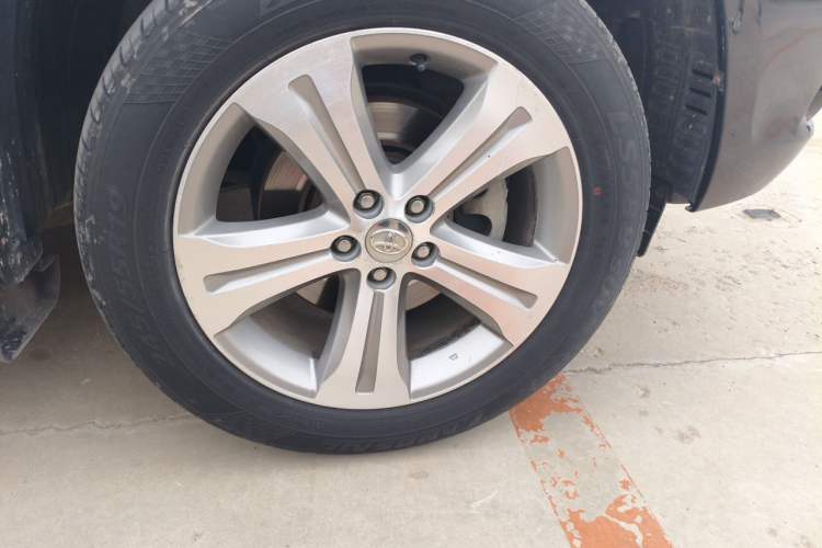 Used Toyota Highlander 2011 2.7L Two-Wheel Drive 5-Seater Sport Edition Right Front Wheel Hub