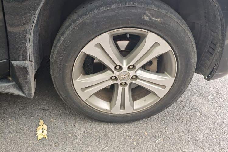 Used Toyota Highlander 2011 2.7L Two-Wheel Drive 7-Seater Luxury Edition Right Front Wheel Hub