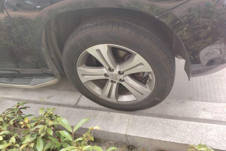 Used Toyota Highlander 2011 2.7L Two-Wheel Drive 7-Seater Elite Edition Right Front Wheel Hub