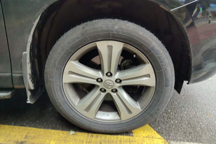 Used Toyota Highlander 2011 2.7L Two-Wheel Drive 7-Seater Luxury Edition Right Front Wheel Hub