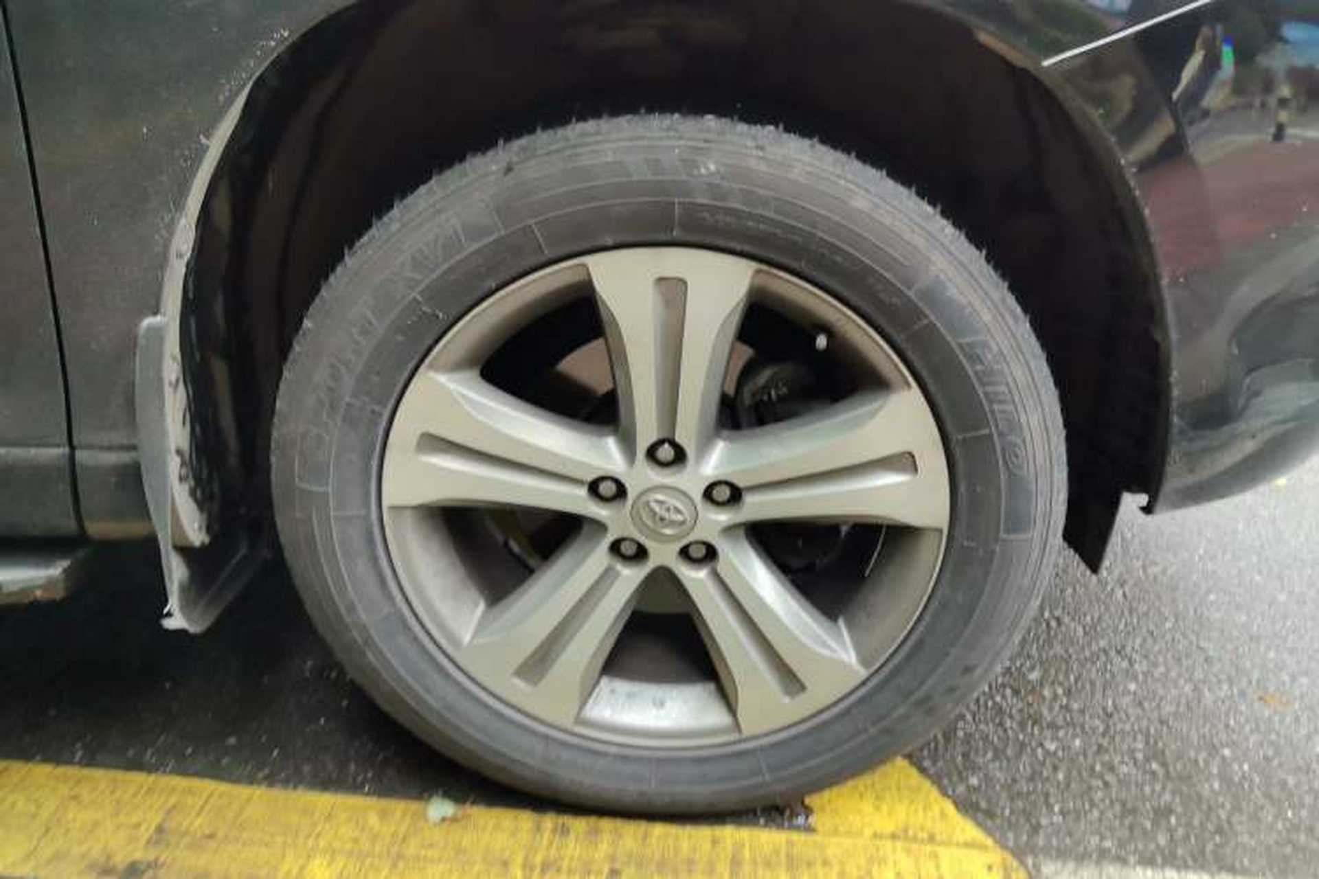 Used Toyota Highlander 2011 2.7L Two-Wheel Drive 7-Seater Luxury Edition Right Front Wheel Hub