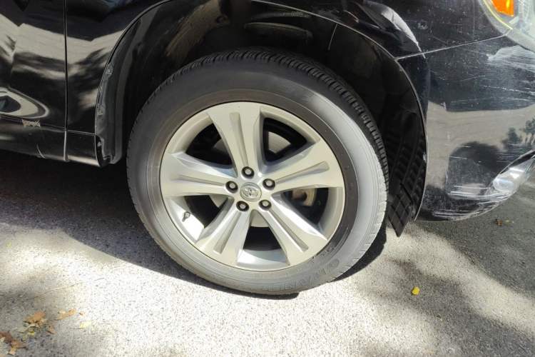 Used Toyota Highlander 2011 2.7L Two-Wheel Drive 5-Seater Sport Edition Right Front Wheel Hub