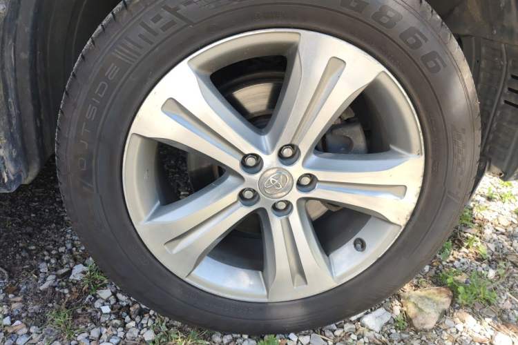 Used Toyota Highlander 2011 2.7L Two-Wheel Drive 5-Seater Sport Edition Right Front Wheel Hub