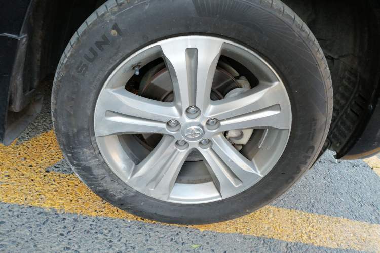 Used Toyota Highlander 2011 2.7L Two-Wheel Drive 7-Seater Luxury Edition Right Front Wheel Hub