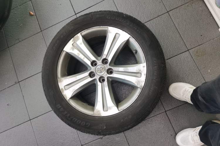 Used Toyota Highlander 2011 2.7L Two-Wheel Drive 7-Seater Luxury Edition Right Front Wheel Hub