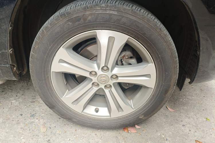 Used Toyota Highlander 2011 2.7L Two-Wheel Drive 5-Seater Sport Edition Right Front Wheel Hub