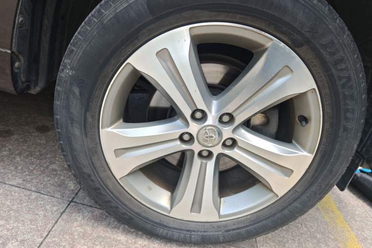 Used Toyota Highlander 2011 2.7L Two-Wheel Drive 7-Seater Luxury Edition Right Front Wheel Hub