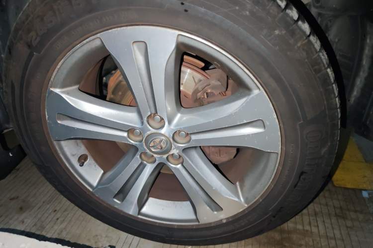 Used Toyota Highlander 2011 2.7L Two-Wheel Drive 7-Seater Luxury Edition Right Front Wheel Hub