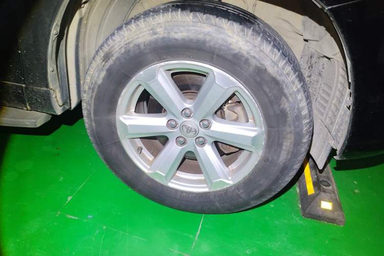 Used Toyota Highlander 2011 2.7L Two-Wheel Drive 7-Seater Elite Edition Right Front Wheel Hub