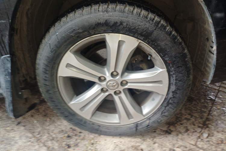 Used Toyota Highlander 2011 2.7L Two-Wheel Drive 7-Seater Luxury Edition Right Front Wheel Hub