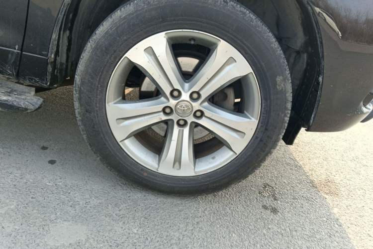 Used Toyota Highlander 2011 2.7L Two-Wheel Drive 7-Seater Luxury Edition Right Front Wheel Hub