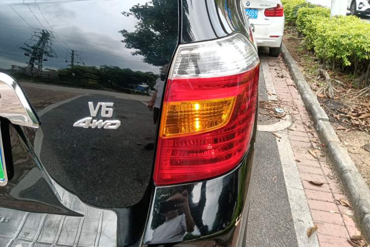 Used Toyota Highlander 2011 2.7L Two-Wheel Drive 7-Seater Luxury Navigation Edition Right Rear Taillight