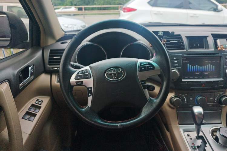 Used Toyota Highlander 2011 2.7L Two-Wheel Drive 7-Seater Elite Edition Steering Wheel