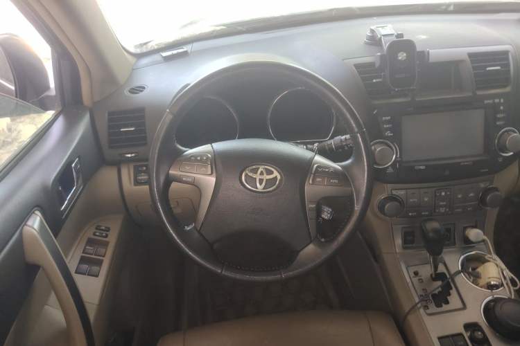 Used Toyota Highlander 2011 2.7L Two-Wheel Drive 7-Seater Luxury Edition Steering Wheel