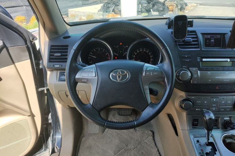 Used Toyota Highlander 2011 2.7L Two-Wheel Drive 7-Seater Luxury Edition Steering Wheel