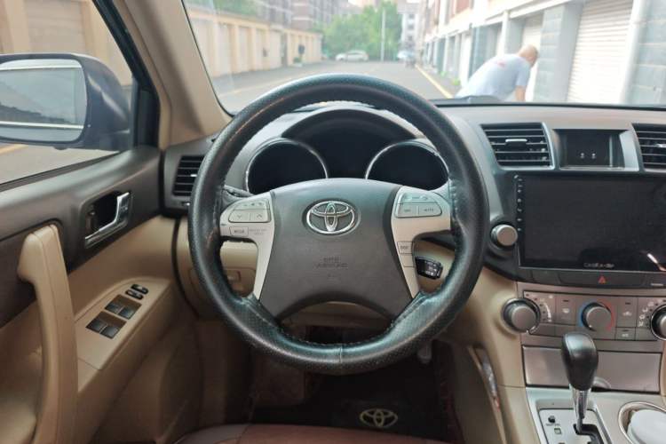 Used Toyota Highlander 2011 2.7L Two-Wheel Drive 5-Seater Elite Edition Steering Wheel
