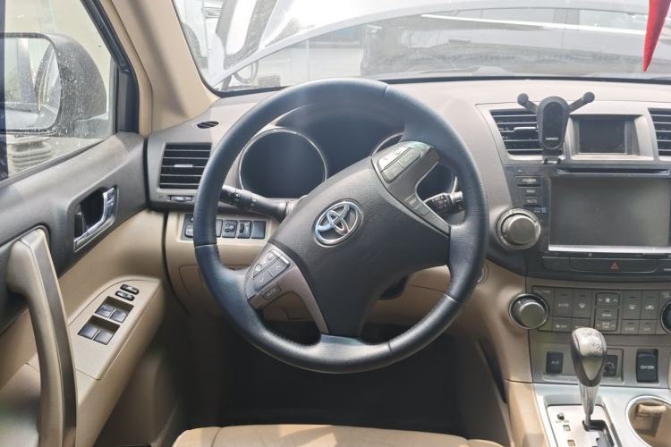Used Toyota Highlander 2011 2.7L Two-Wheel Drive 7-Seater Luxury Edition Steering Wheel