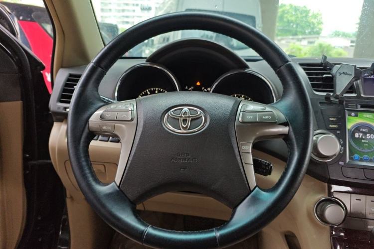 Used Toyota Highlander 2011 2.7L Two-Wheel Drive 7-Seater Luxury Edition Steering Wheel