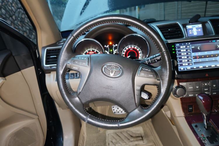 Used Toyota Highlander 2011 2.7L Two-Wheel Drive 7-Seater Luxury Edition Steering Wheel