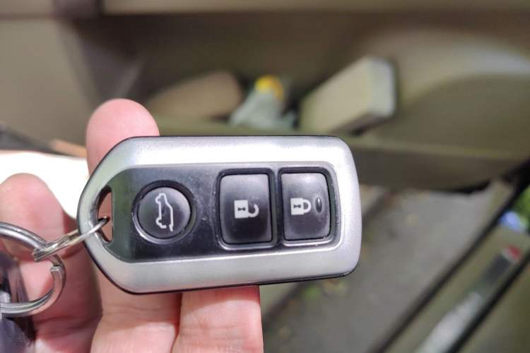 Used Toyota Highlander 2011 2.7L Two-Wheel Drive 5-Seater Sport Edition Vehicle Key
