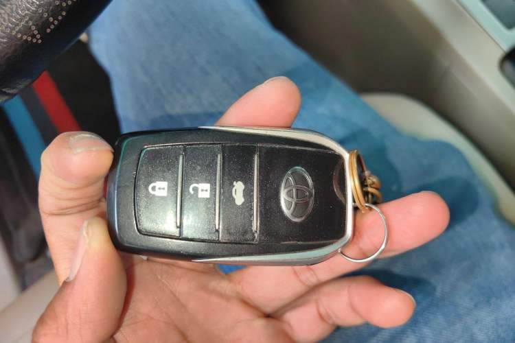 Used Toyota Highlander 2011 2.7L Two-Wheel Drive 5-Seater Elite Edition Vehicle Key