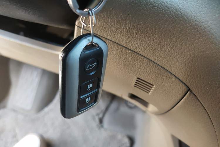 Used Toyota Highlander 2011 2.7L Two-Wheel Drive 7-Seater Luxury Edition Vehicle Key