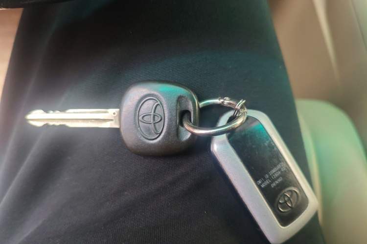 Used Toyota Highlander 2011 2.7L Two-Wheel Drive 5-Seater Sport Edition Vehicle Key