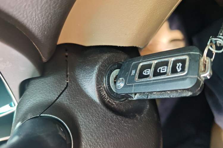 Used Toyota Highlander 2011 2.7L Two-Wheel Drive 5-Seater Sport Edition Vehicle Key