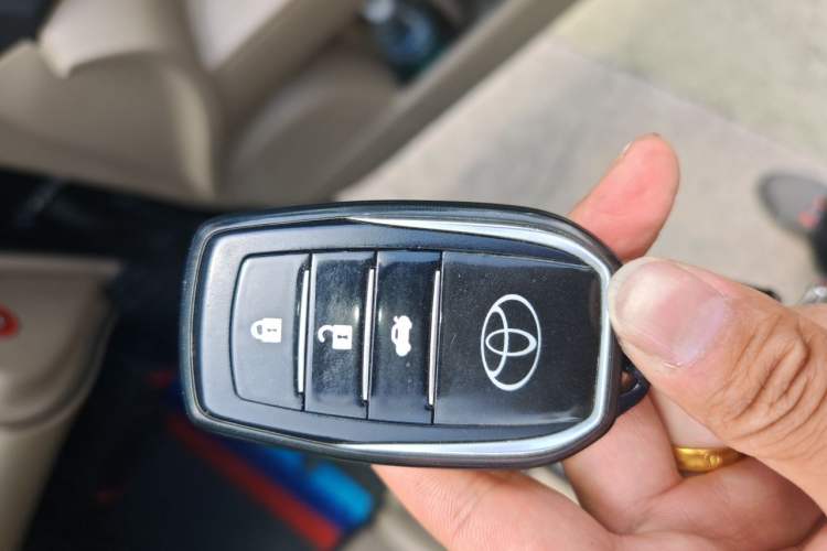 Used Toyota Highlander 2011 2.7L Two-Wheel Drive 7-Seater Luxury Edition Vehicle Key