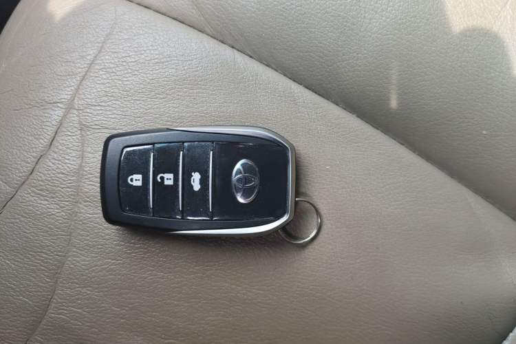 Used Toyota Highlander 2011 2.7L Two-Wheel Drive 7-Seater Luxury Edition Vehicle Key