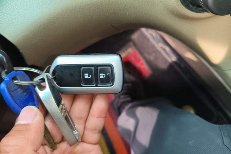 Used Toyota Highlander 2011 2.7L Two-Wheel Drive 5-Seater Elite Edition Vehicle Key