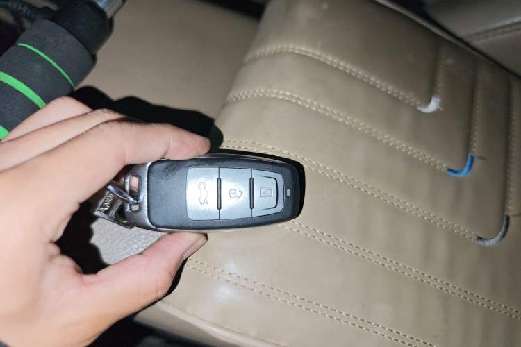 Used Toyota Highlander 2011 2.7L Two-Wheel Drive 7-Seater Luxury Edition Vehicle Key
