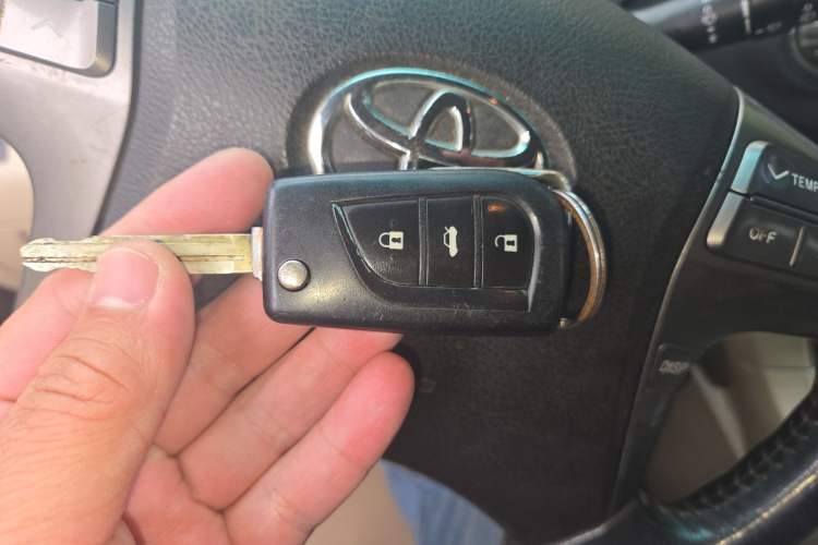 Used Toyota Highlander 2011 2.7L Two-Wheel Drive 7-Seater Elite Edition Vehicle Key