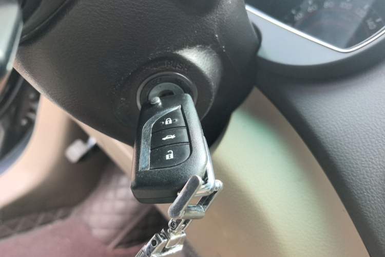 Used Toyota Highlander 2011 2.7L Two-Wheel Drive 7-Seater Luxury Navigation Edition Vehicle Key