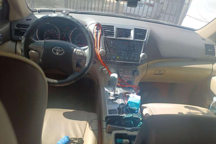 Used Toyota Highlander 2011 2.7L Two-Wheel Drive 7-Seater Luxury Edition Center Console