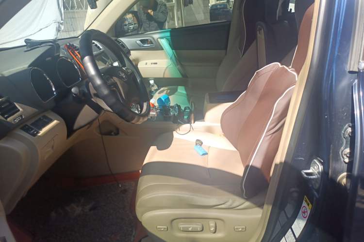 Used Toyota Highlander 2011 2.7L Two-Wheel Drive 7-Seater Luxury Edition Left Front Seat