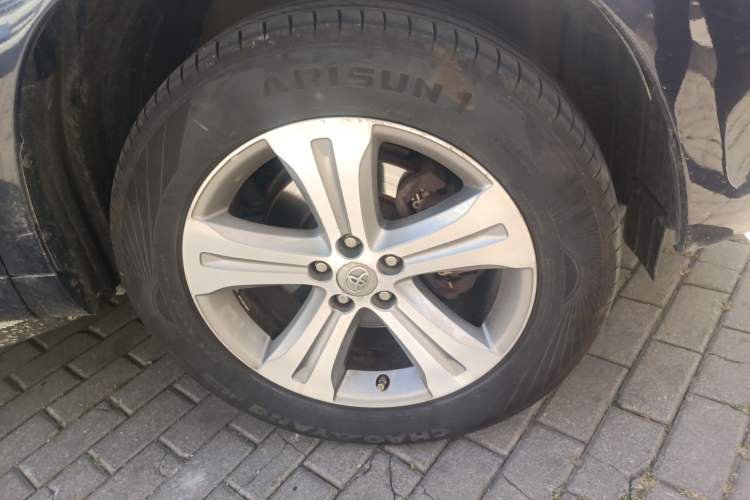Used Toyota Highlander 2011 2.7L Two-Wheel Drive 7-Seater Luxury Edition Right Front Wheel Hub