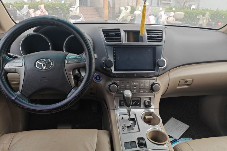 Used Toyota Highlander 2011 2.7L Two-Wheel Drive 7-Seater Luxury Edition Center Console