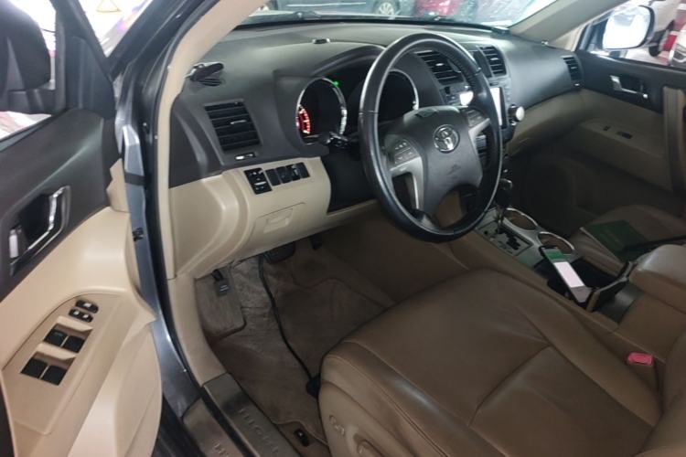 Used Toyota Highlander 2011 2.7L Two-Wheel Drive 7-Seater Luxury Edition Driver Seat