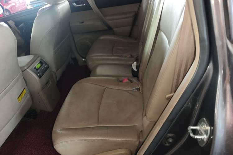 Used Toyota Highlander 2011 2.7L Two-Wheel Drive 7-Seater Luxury Edition Left Rear Seat