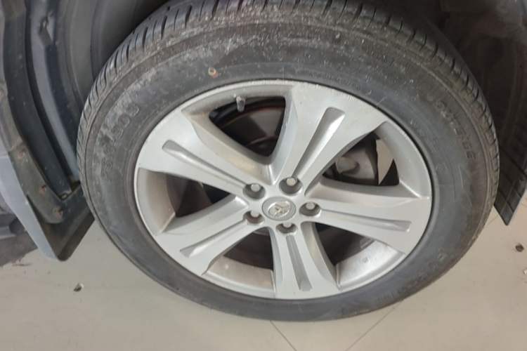 Used Toyota Highlander 2011 2.7L Two-Wheel Drive 7-Seater Luxury Edition Right Front Wheel Hub