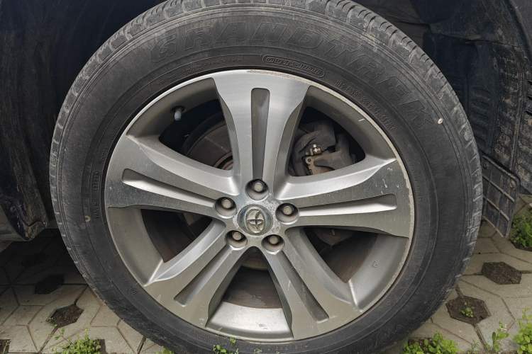 Used Toyota Highlander 2011 2.7L Two-Wheel Drive 7-Seater Luxury Edition Right Front Wheel Hub