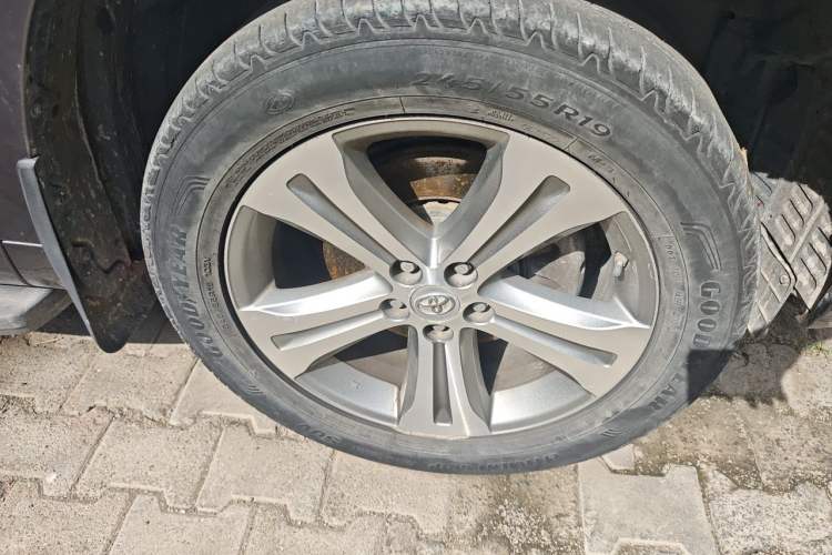 Used Toyota Highlander 2011 2.7L Two-Wheel Drive 7-Seater Luxury Edition Right Front Wheel Hub