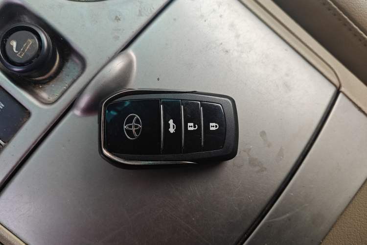 Used Toyota Highlander 2011 2.7L Two-Wheel Drive 7-Seater Luxury Edition Vehicle Key