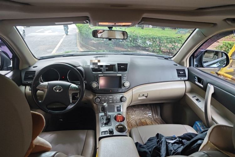 Used Toyota Highlander 2011 2.7L Two-Wheel Drive 7-Seater Luxury Edition Center Console