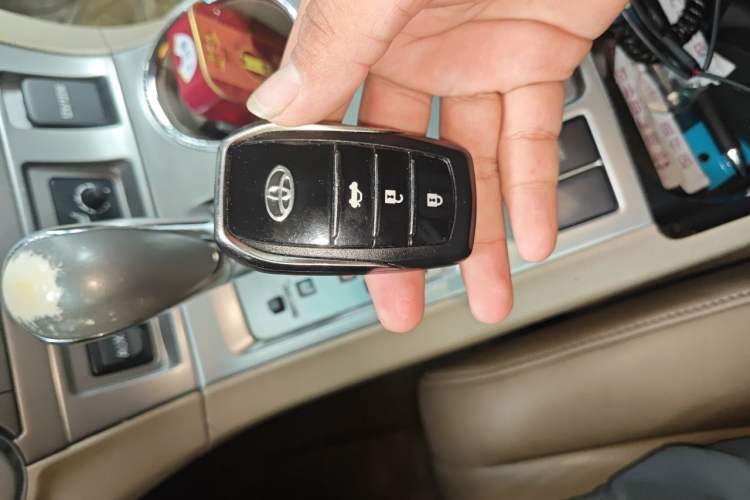 Used Toyota Highlander 2011 2.7L Two-Wheel Drive 7-Seater Luxury Edition Vehicle Key