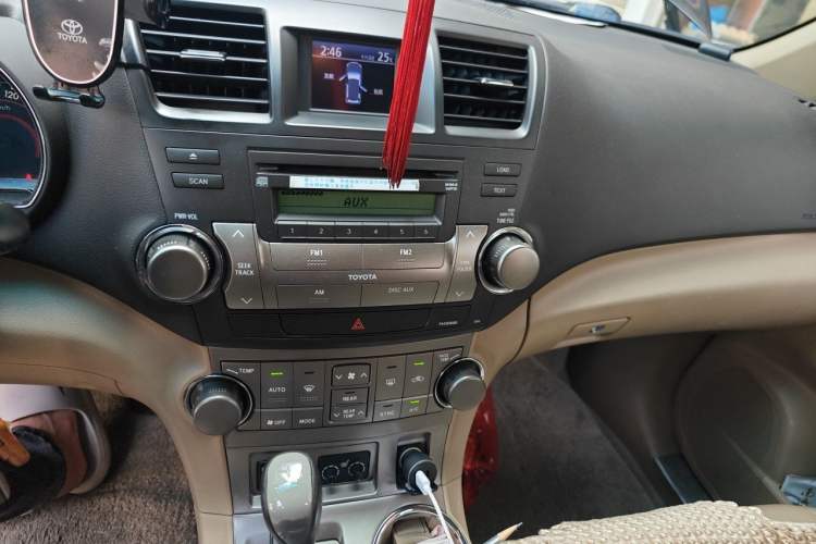 Used Toyota Highlander 2011 2.7L Two-Wheel Drive 7-Seater Luxury Edition Audio And AC Panel
